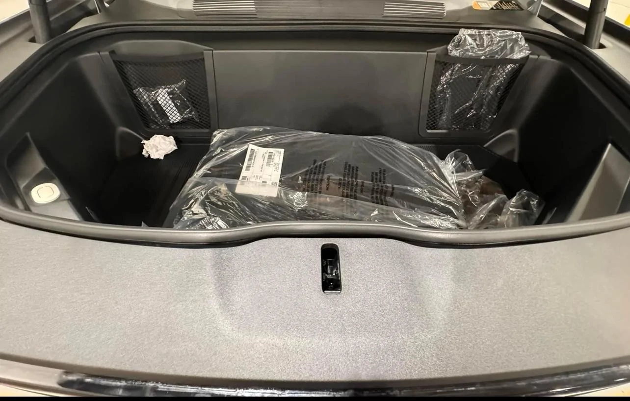 Rivian R1T R1S New Pics -- R1 Refresh Light Bar / Headlights / Frunk / Interior Lighting Themes! IMG_0648