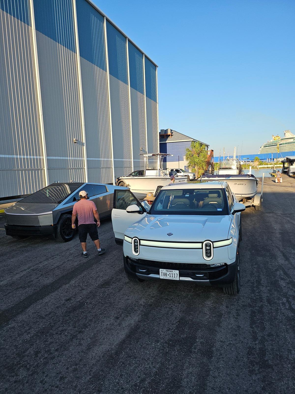 Rivian R1T R1S R1T and Tesla Ugly - Launching a Boat Together :-) 20240606_072109