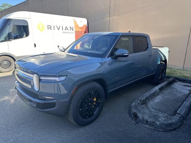 Rivian R1T R1S New Storm Blue Paint Color Photos & Video (During Production and at Service Center) storm-blue-refresh-r1t-at-auburn-sc-today-v0-ie6sdu2ax55d1