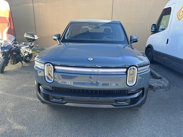 Rivian R1T R1S New Storm Blue Paint Color Photos & Video (During Production and at Service Center) storm-blue-refresh-r1t-at-auburn-sc-today-v0-hqz5vq2ax55d1