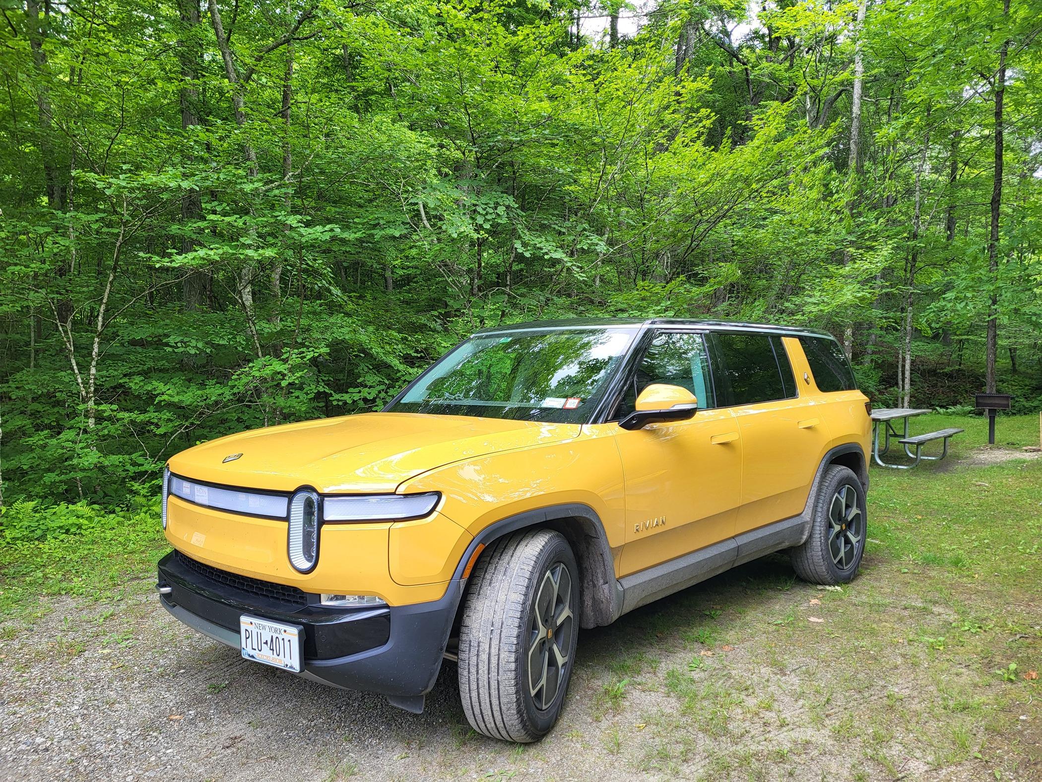 Rivian R1T R1S ? COMPASS YELLOW R1S  Photos 20240609_145420