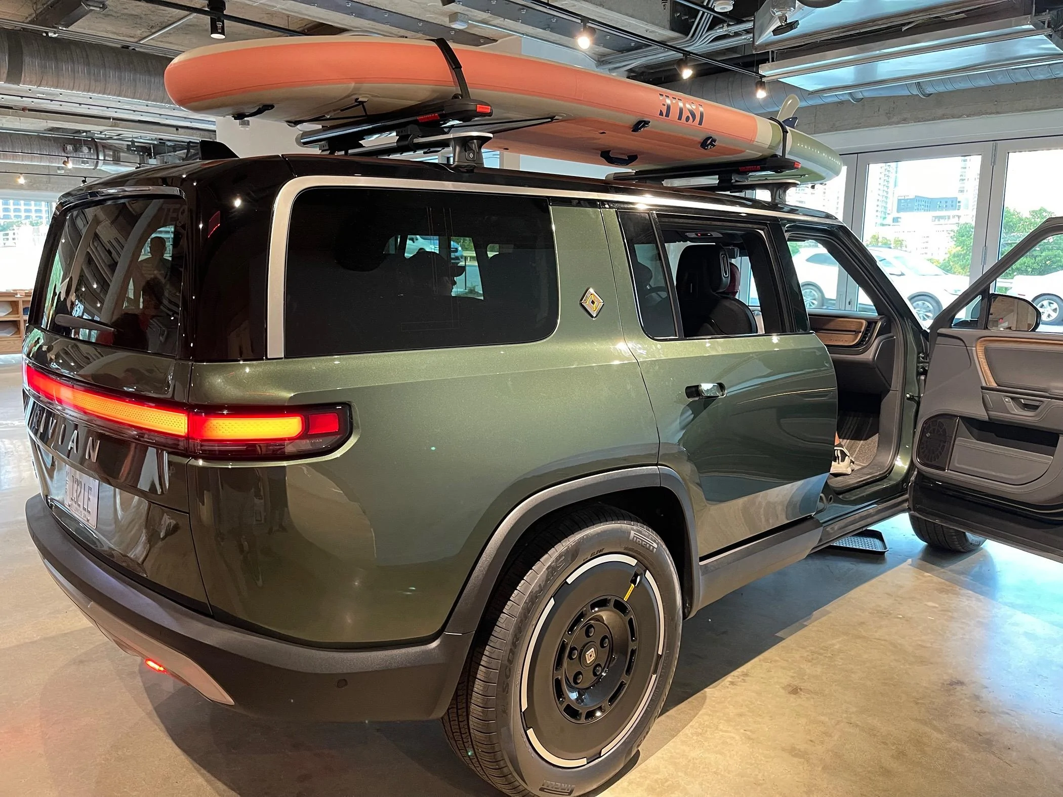 Rivian R1T R1S Gen 2 Rivian R1 - Real Life Pictures & Impressions IMG_3100