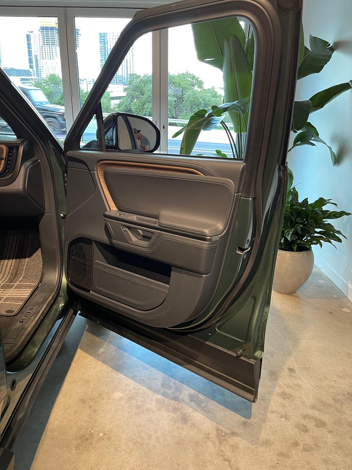 Rivian R1T R1S Gen 2 Rivian R1 - Real Life Pictures & Impressions IMG_3074