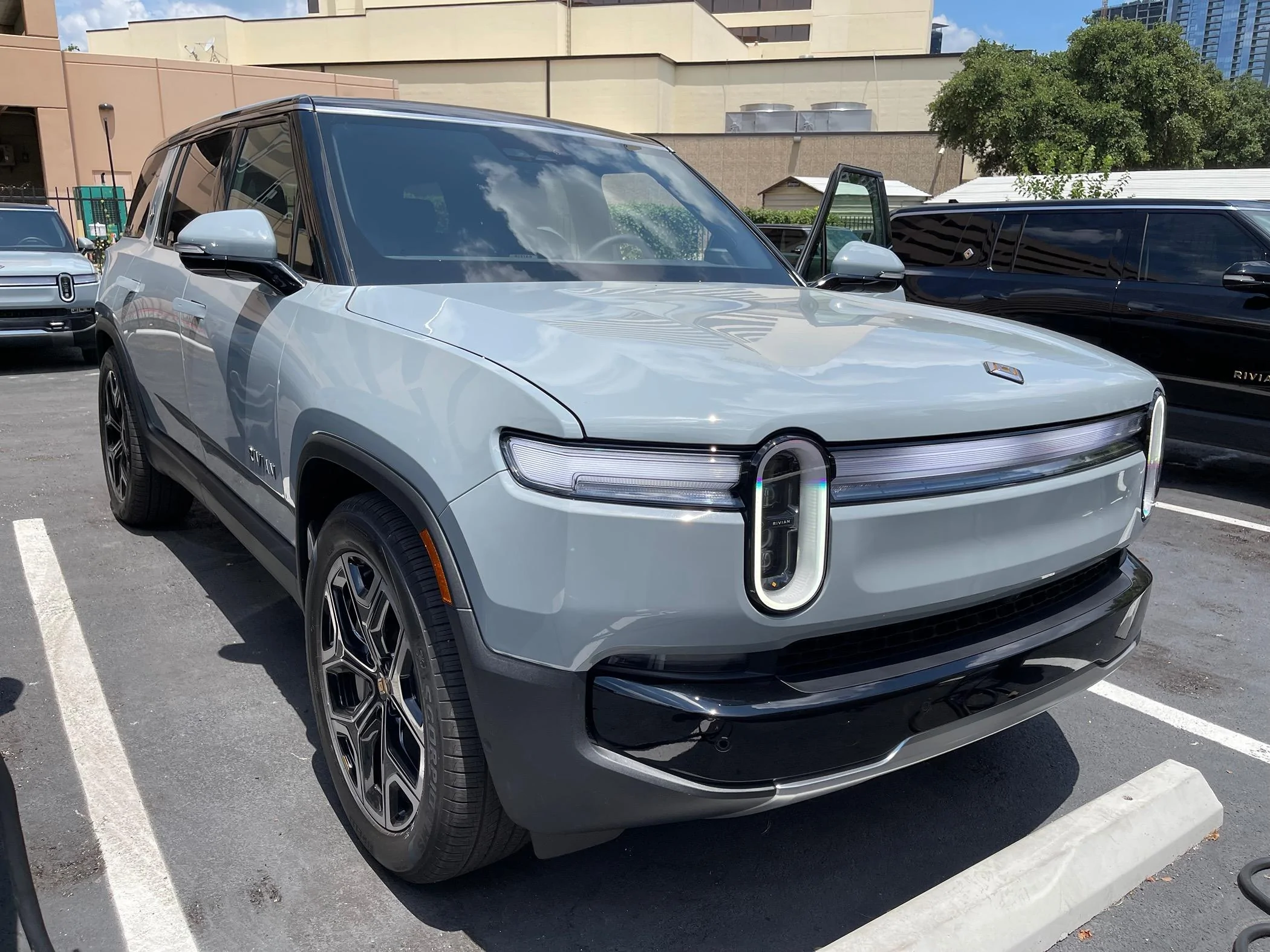 Rivian R1T R1S Gen 2 Rivian R1 - Real Life Pictures & Impressions IMG_3305