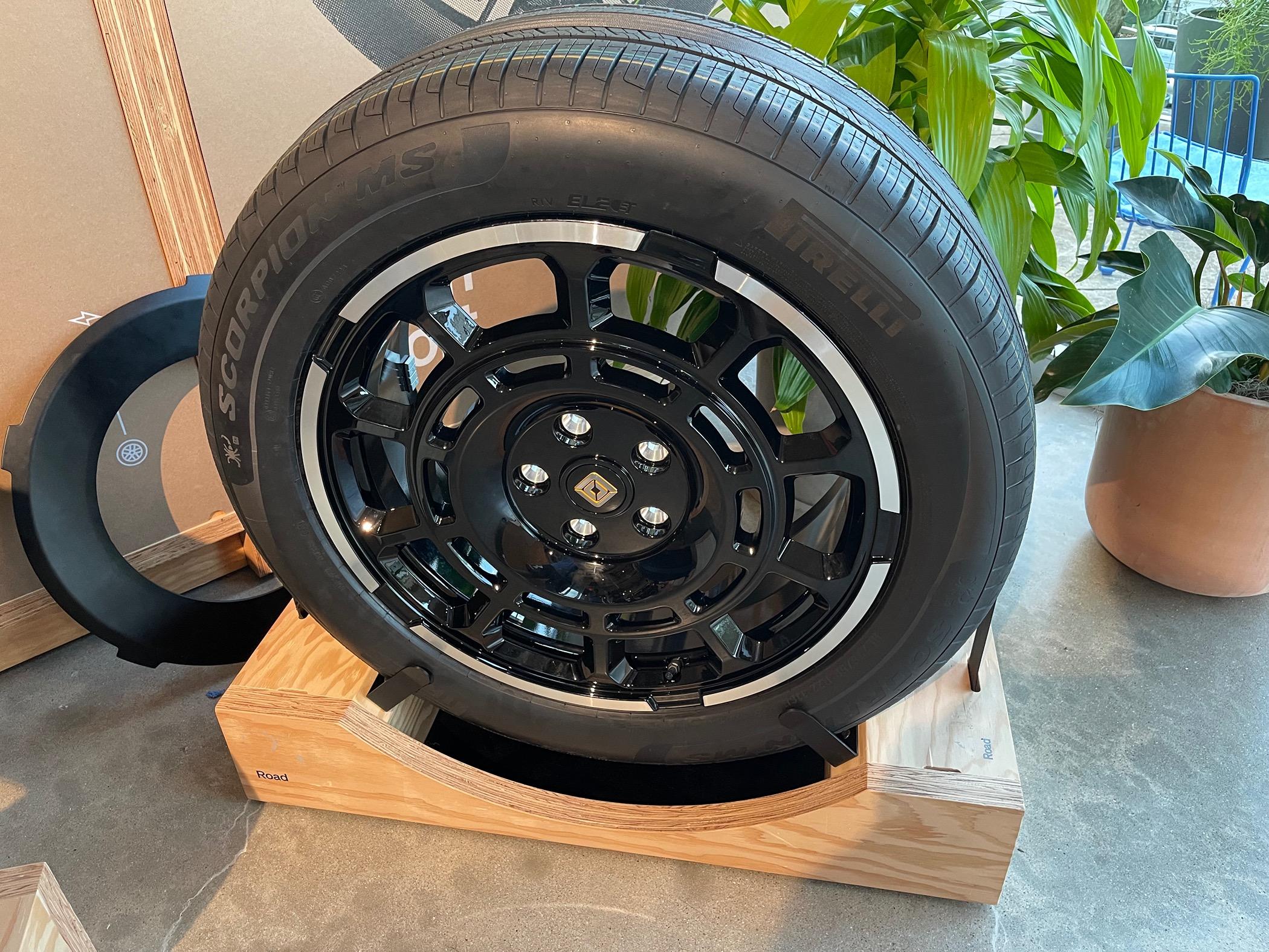 Rivian R1T R1S 22" Range Wheels on 2nd Gen R1 - With and Without Aero Covers (Photos) img_3141-jpe
