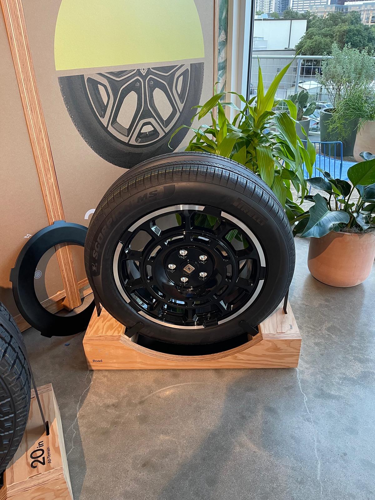 Rivian R1T R1S 22" Range Wheels on 2nd Gen R1 - With and Without Aero Covers (Photos) img_3140-jpe