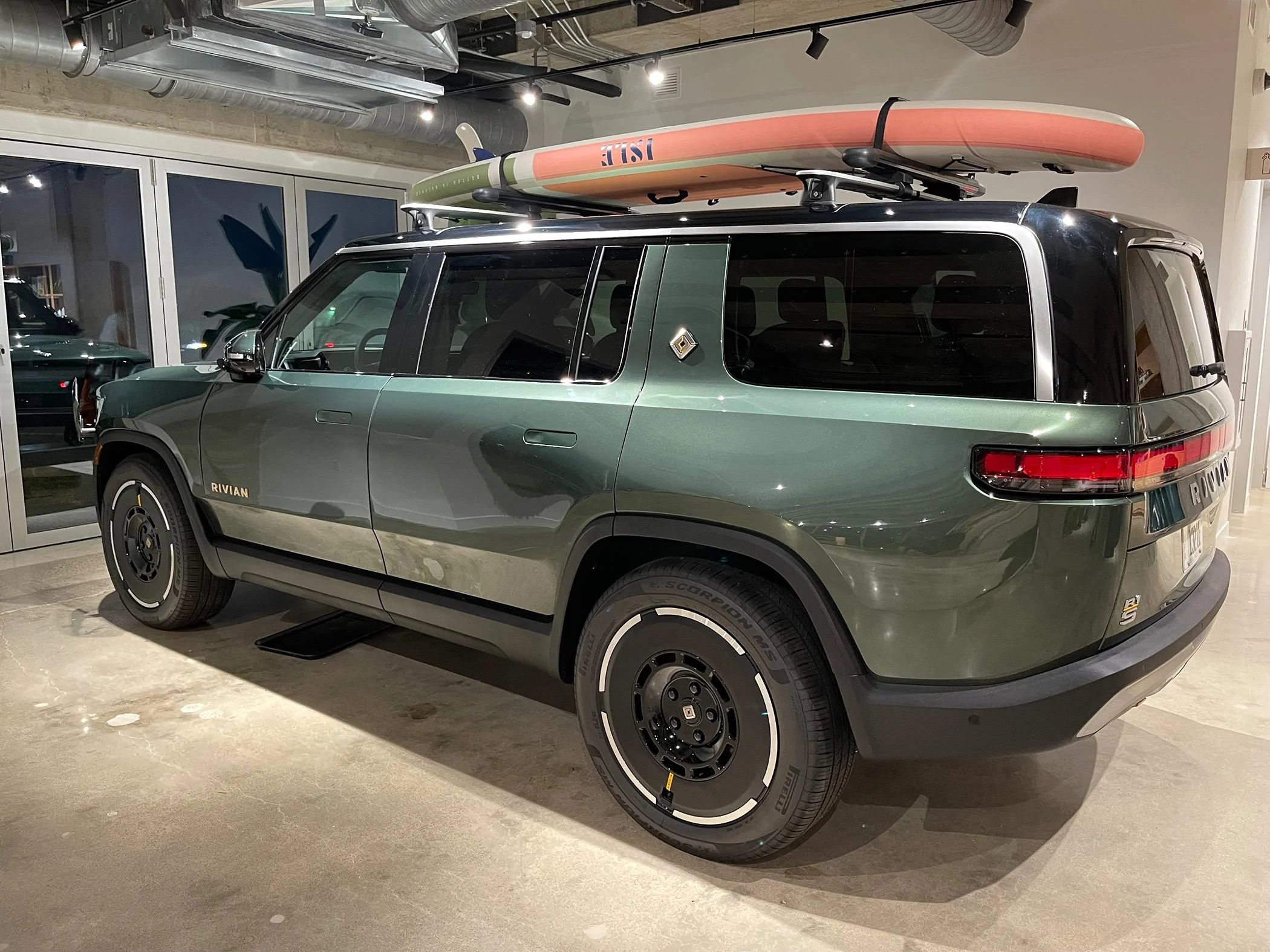 Rivian R1T R1S 22" Range Wheels on 2nd Gen R1 - With and Without Aero Covers (Photos) IMG_3206