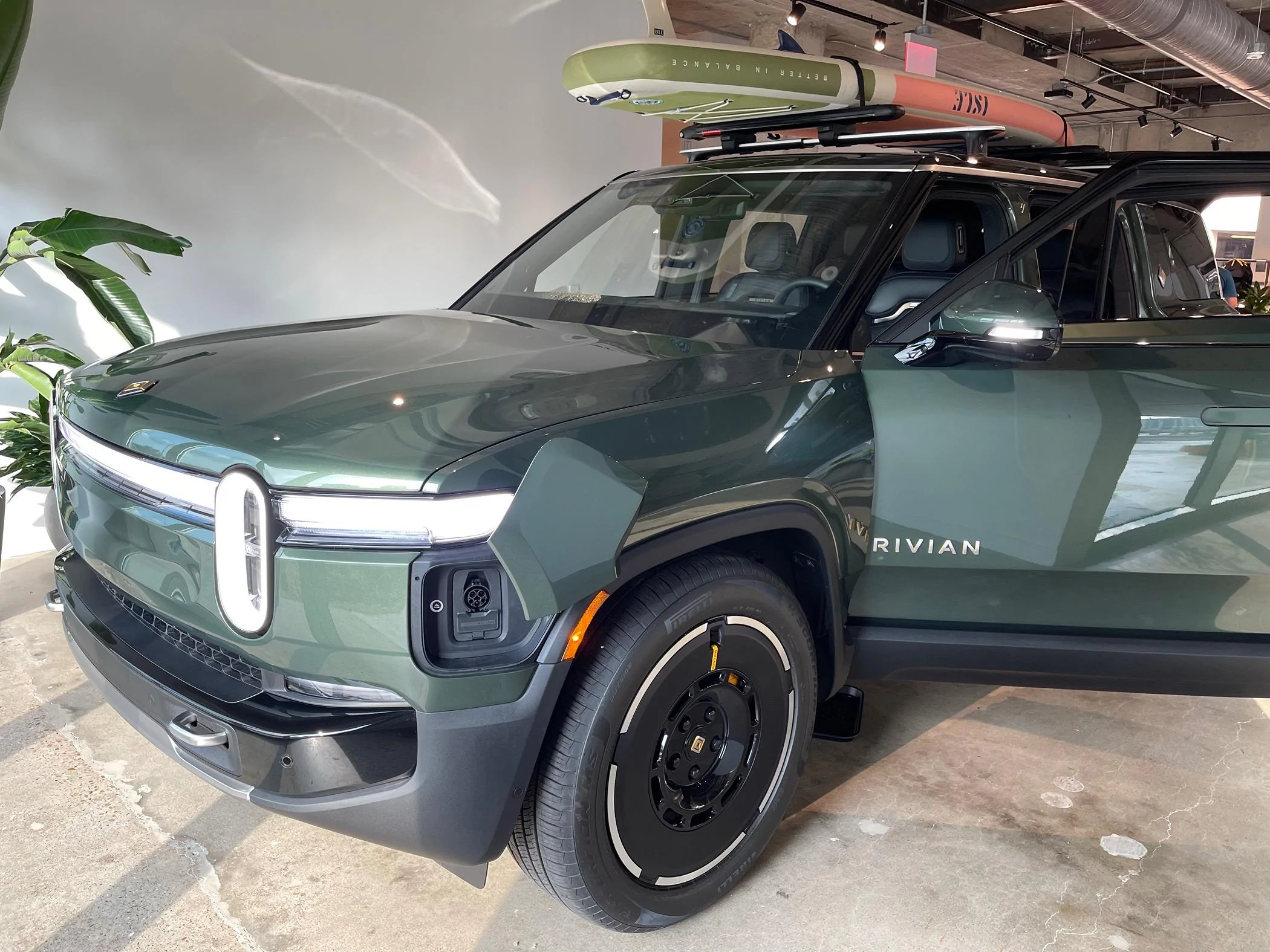 Rivian R1T R1S 22" Range Wheels on 2nd Gen R1 - With and Without Aero Covers (Photos) IMG_2943
