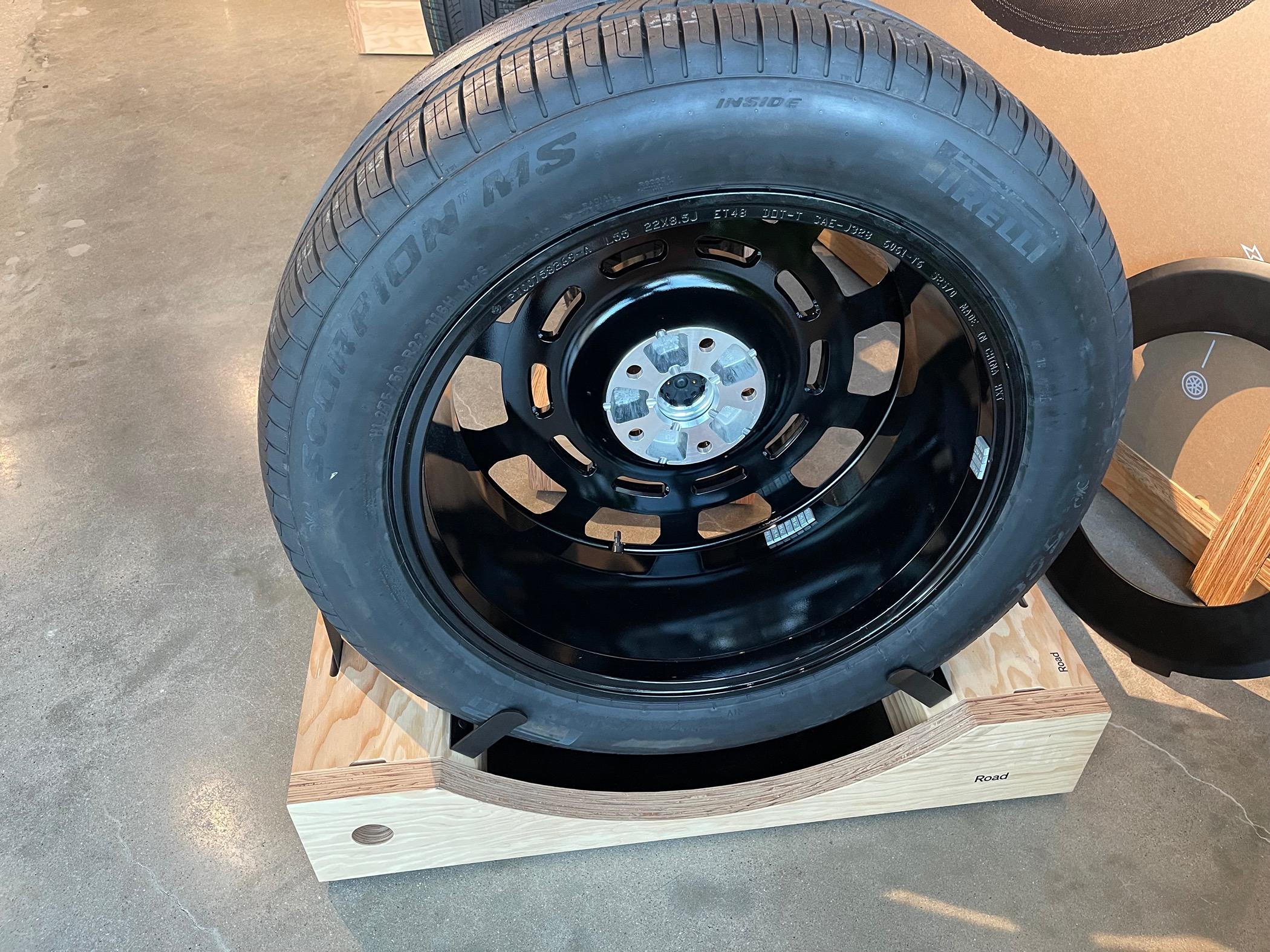Rivian R1T R1S 22" Range Wheels on 2nd Gen R1 - With and Without Aero Covers (Photos) img_3142-jpe