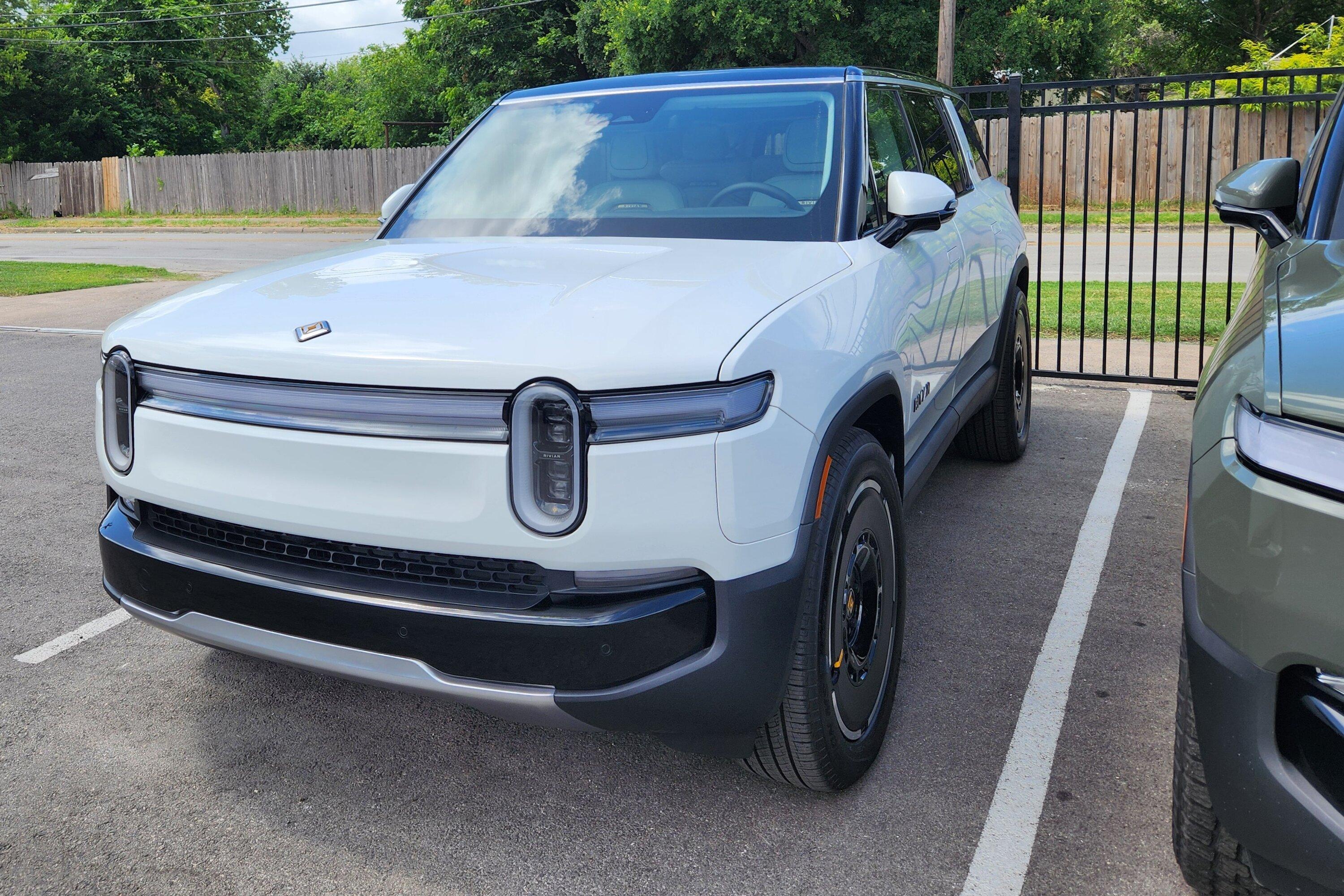Rivian R1T R1S First (for me) Gen 2 R1S Refresh Spotted in Austin 20240618_112126