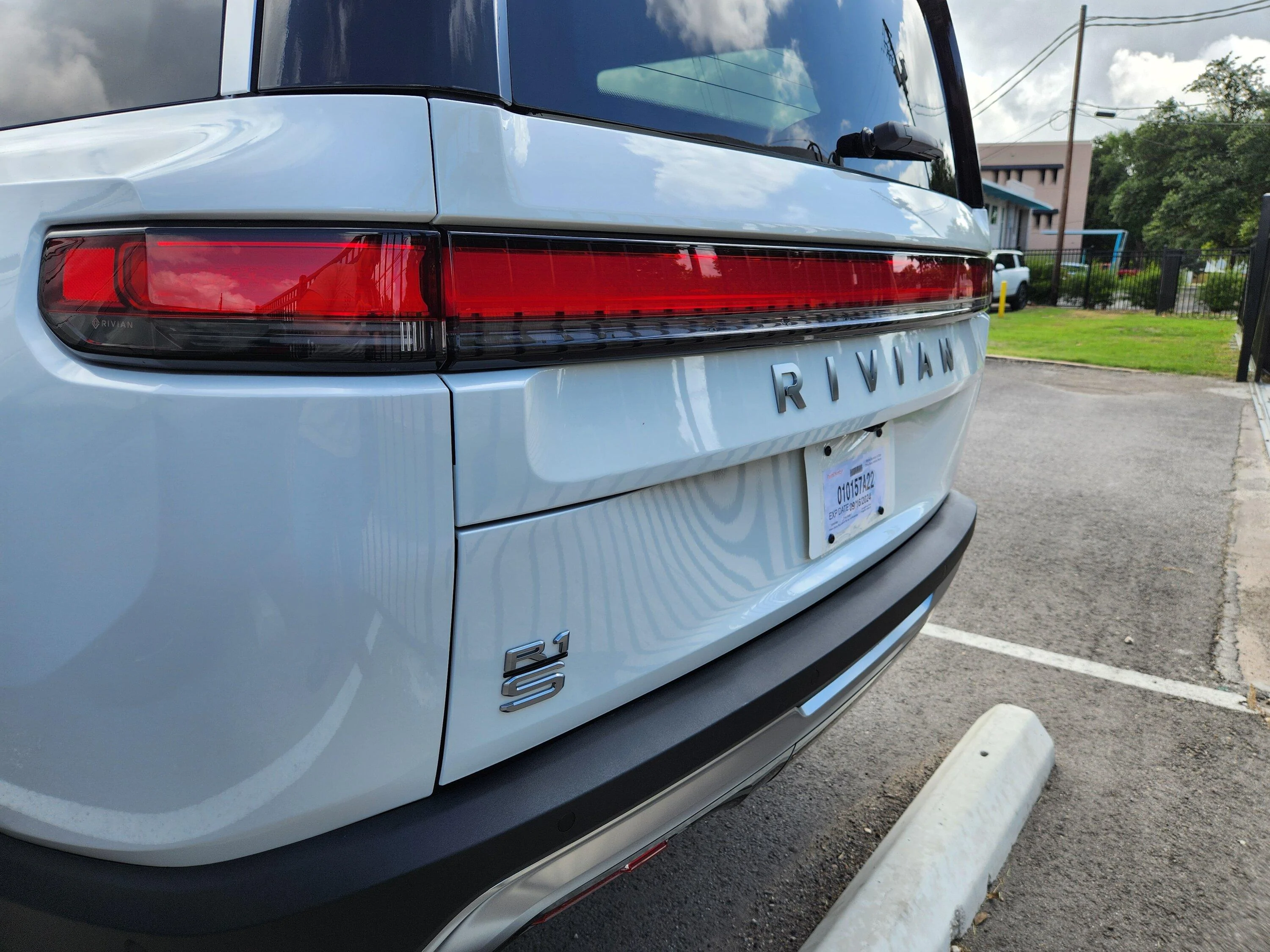 Rivian R1T R1S First (for me) Gen 2 R1S Refresh Spotted in Austin 20240618_112029