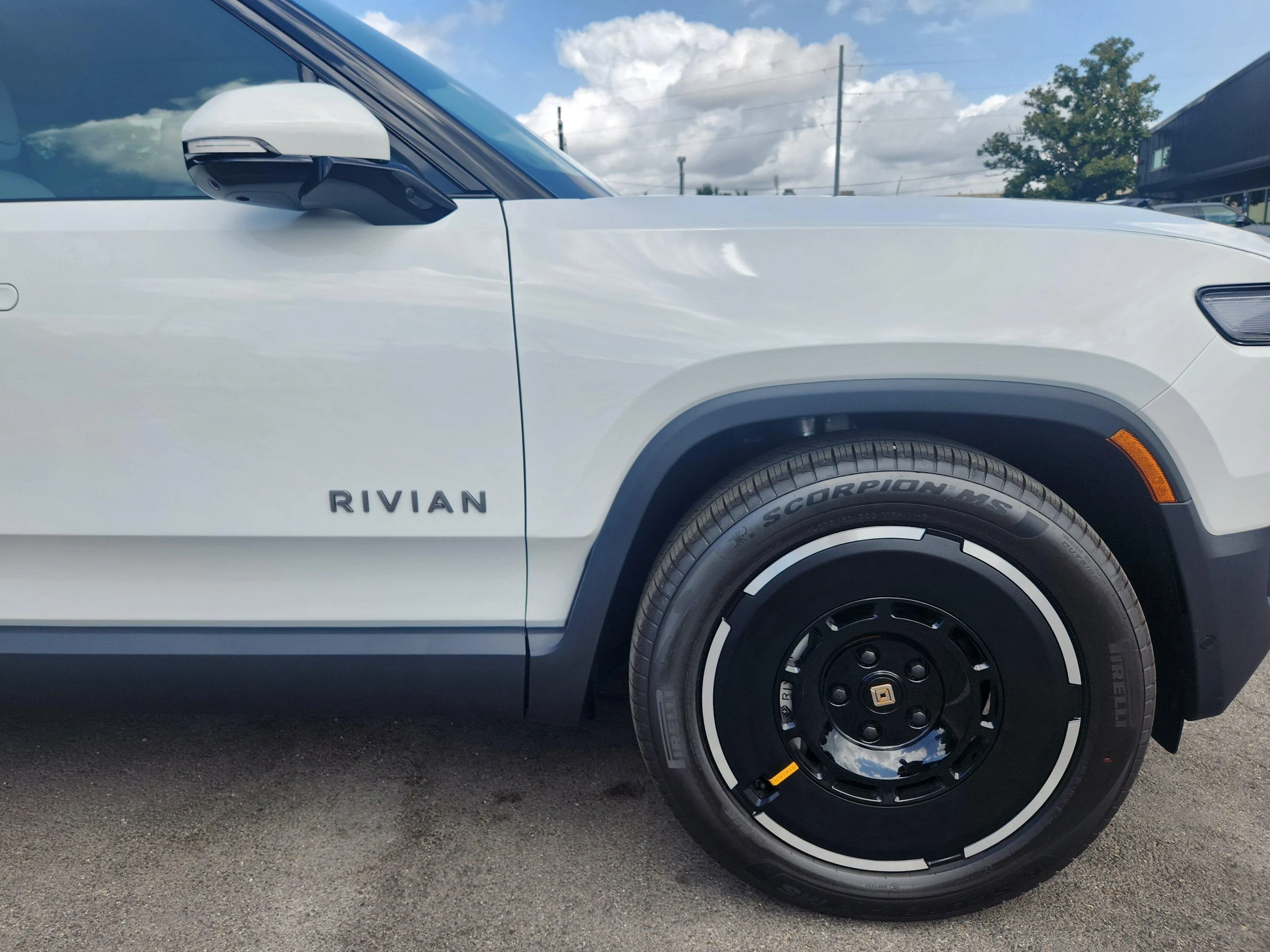 Rivian R1T R1S First (for me) Gen 2 R1S Refresh Spotted in Austin 20240618_112018