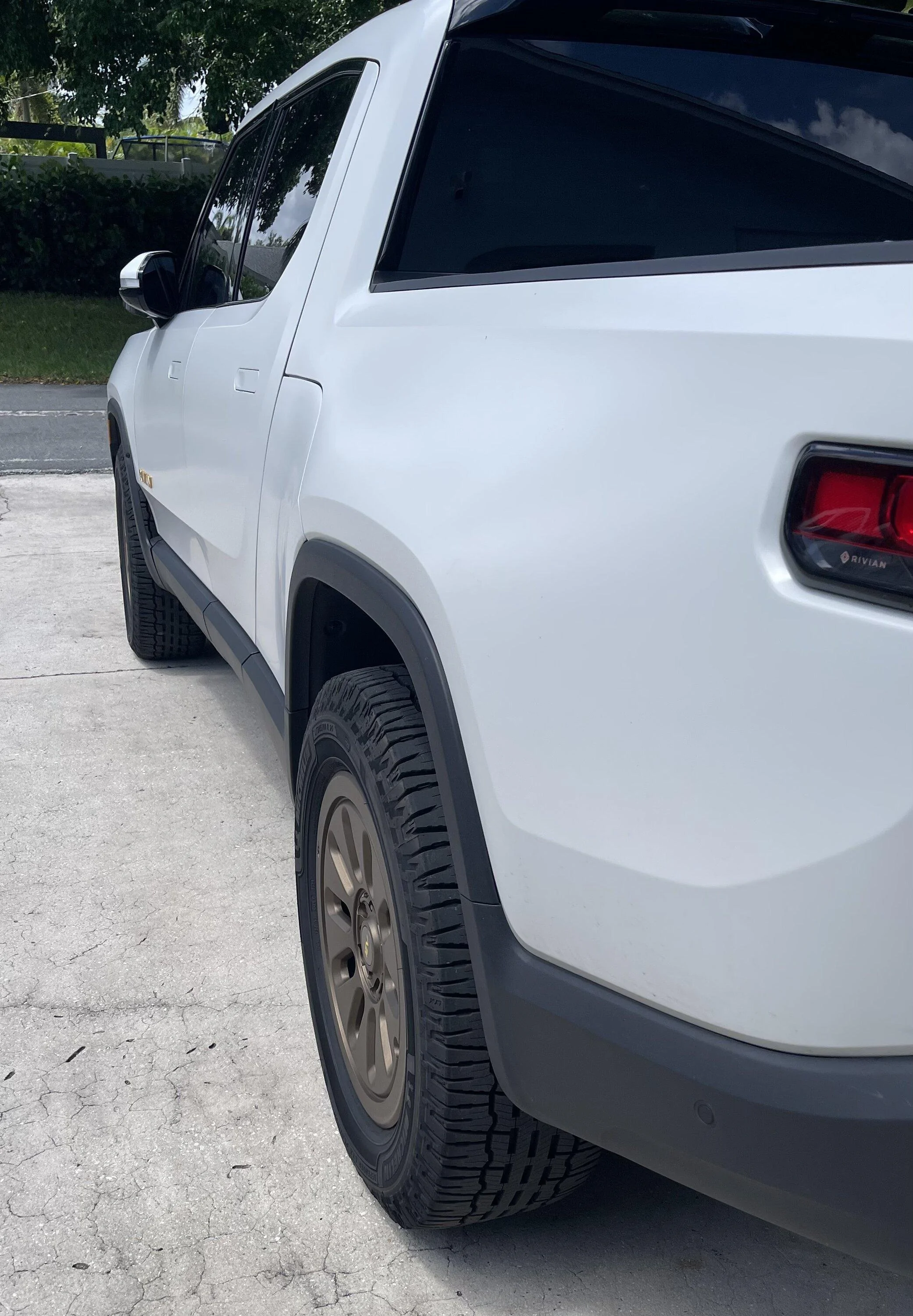 Rivian R1T R1S Real efficiency data for Michelin Defender LTX Platinum 285/60/20 on EV Sportline R1000 wheels vs OEM 21" IMG_9370