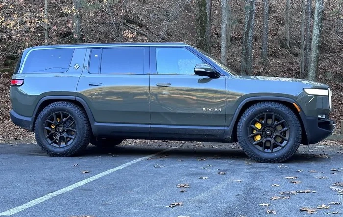 R600 Fully Forged Aftermarket Wheels by Team 1EV on Rivian R1S