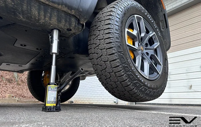 Introducing the first Rivian specific bottle jack! Team 1EV 6 Ton Bottle Jack Kit for R1T / R1S