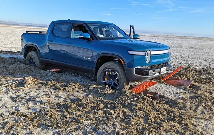 R1T recovery needed at Salton Sea (stuck in mud). PSA: have a recovery plan when off-roading