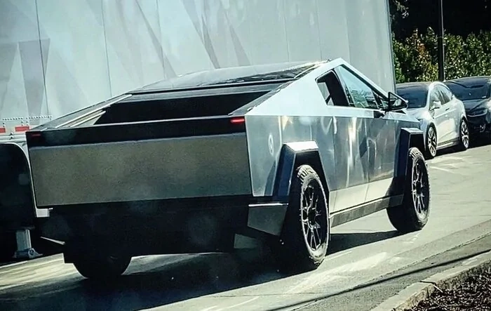 Cybertruck reveals new triangle mirrors (removable) in Palo Alto sighting ?? (video)