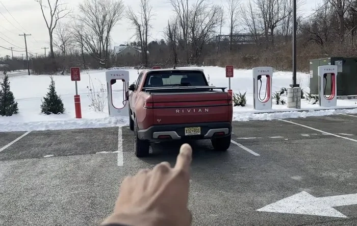 [MKBHD] Charging a non-Tesla (Rivian) at a Tesla Supercharger!