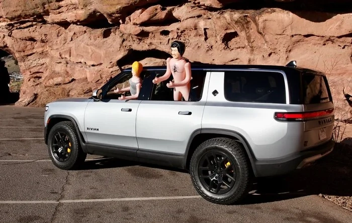opnwide's Frozen Silver Bullet R1S is here--Party in the Frunk! (w/ video of full size spare tire in cargo)