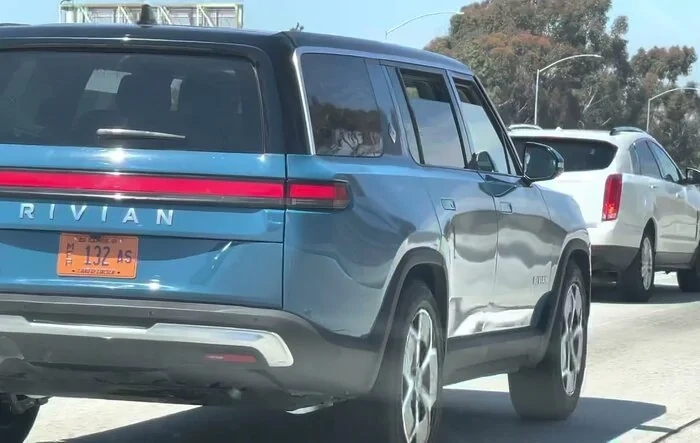 Video: Blue R1S Spotted on Highway