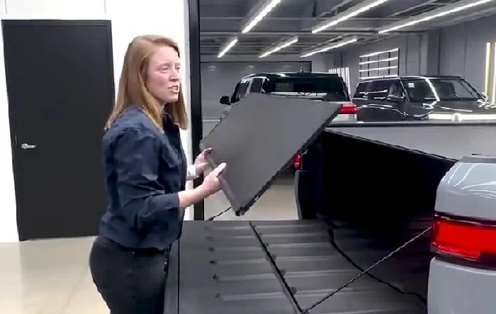 Manual tonneau cover for R1T has arrived!