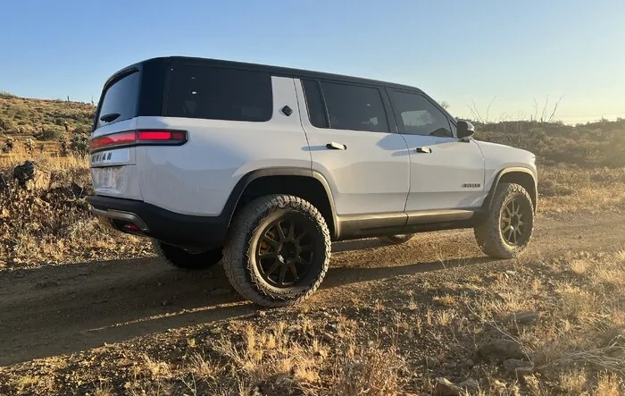 Thuren wheels + 35" inch Falken Wildpeak R/T tires on Glacier White R1S