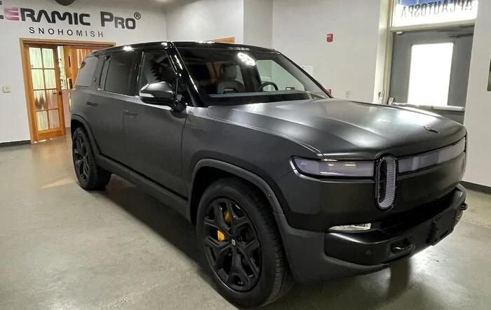 Using paint protection film to make this Rivian R1S two tone!
