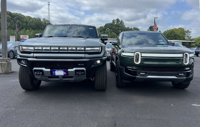 R1S vs Hummer EV SUV size comparison side-by-side