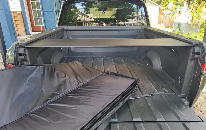 Pictures & details from my Rivian manual tonneau delivery and installation