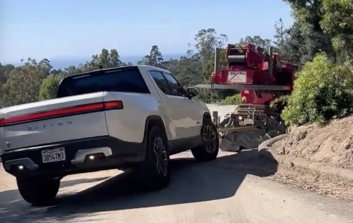 Rivian R1T pulls out a stuck crane truck ?