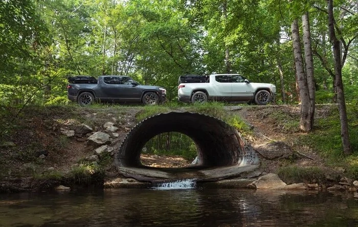 Motortrend Drives the 2022 Rivian R1T Off-Road Across the Trans-America Trail
