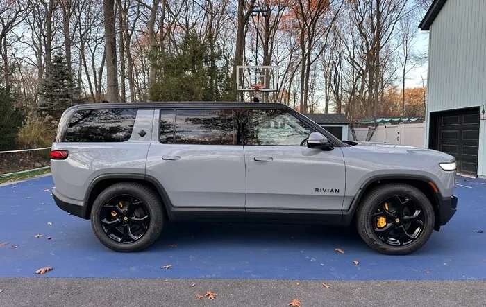 My Limestone OC R1S with: chrome-delete/powder-coated 21s, CarPlay screen/hi-def dashcam and misc. accessories
