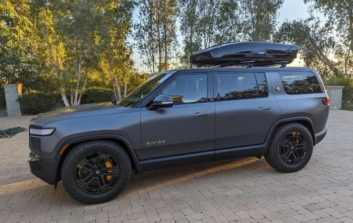 Thule Motion XT XL cargo box fits well on R1S roof crossbars