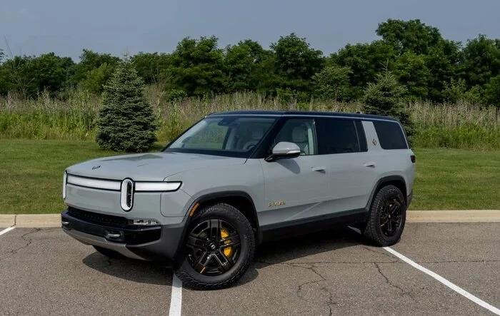 Cars.com reviews 2023 R1S: "Upstart’s Second Model Is Actually the Better One"