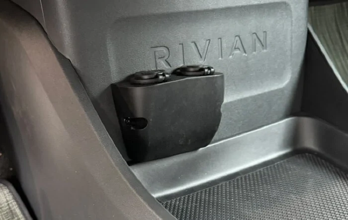 Socket "two" me - more better: installed 12 volt outlets under the dash
