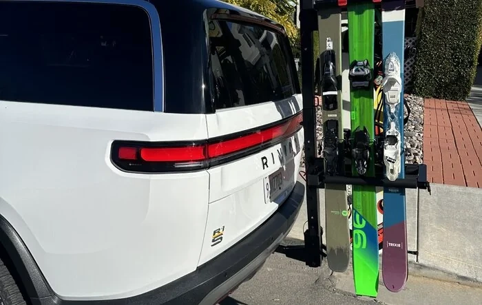 R1S hitch ski rack installed