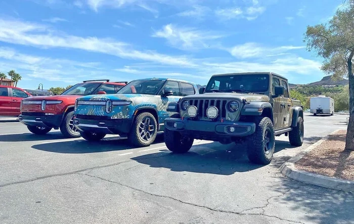 R1T vs Jeep Gladiator side-by-side look