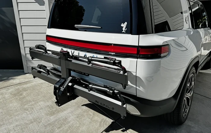 Kuat Piston Pro X hitch bike rack works great on R1S