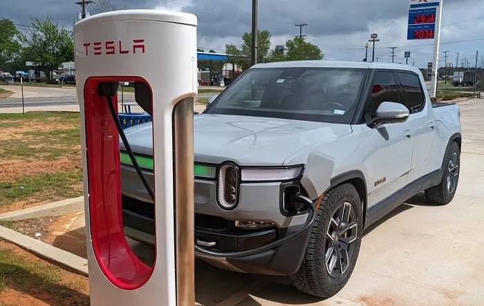 Happy with this steady 220kW charge rate at Tesla Supercharger Magic Dock