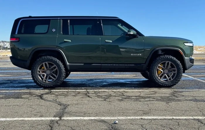 35" Yokohama Geolandar M/T G003 on 20" Atomic Wheels on R1S