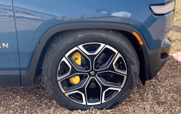 Factory 22" Wheels on R1T Rivian - finally a real life look
