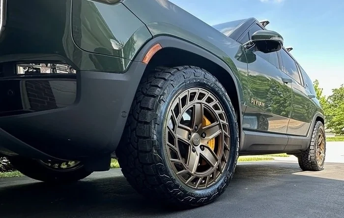 New rims and tires: 22" EV Sportline R500 forged wheels and Toyo Open Country III A/T 285/50-22 tires