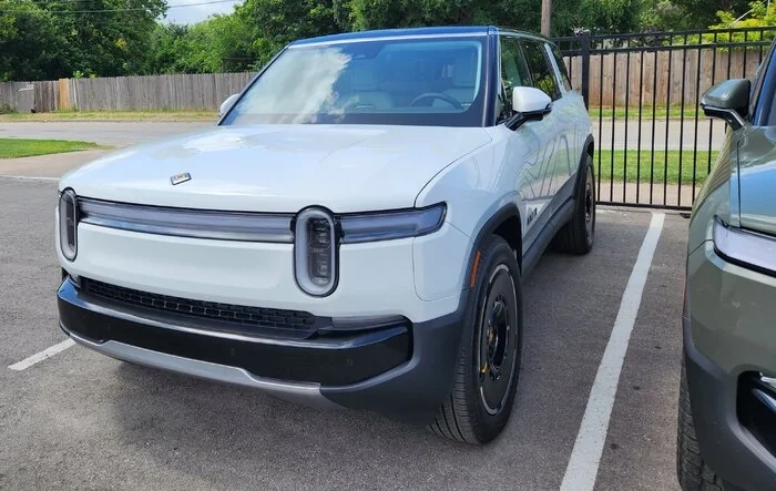 First (for me) Gen 2 R1S Refresh Spotted in Austin