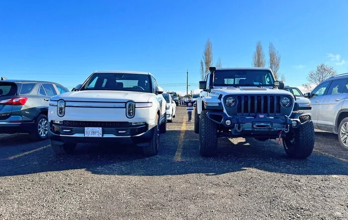 Rivian R1T vs Modified Jeep Gladiator side-by-side