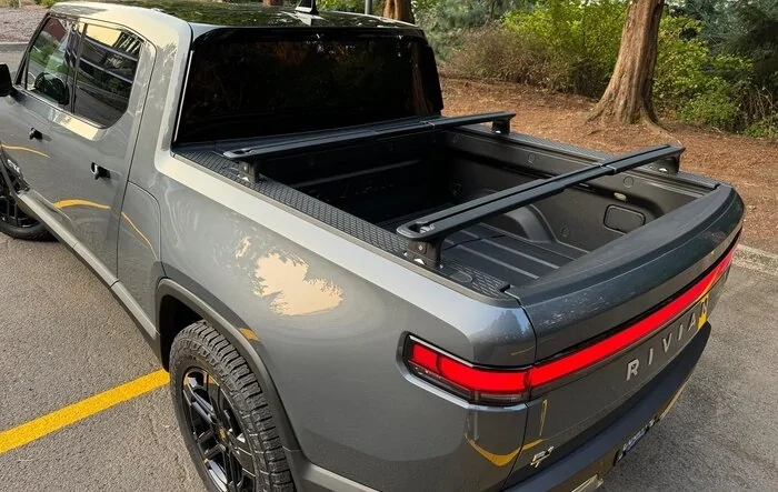 Rivian Black Crossbars installed on R1T (El Cap) -- Photos on roof and bed