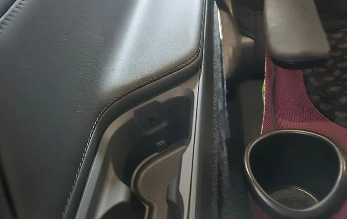 No more cubbies under armrest in 3rd row. Replaced by cupholders in 2025 R1S Gen2