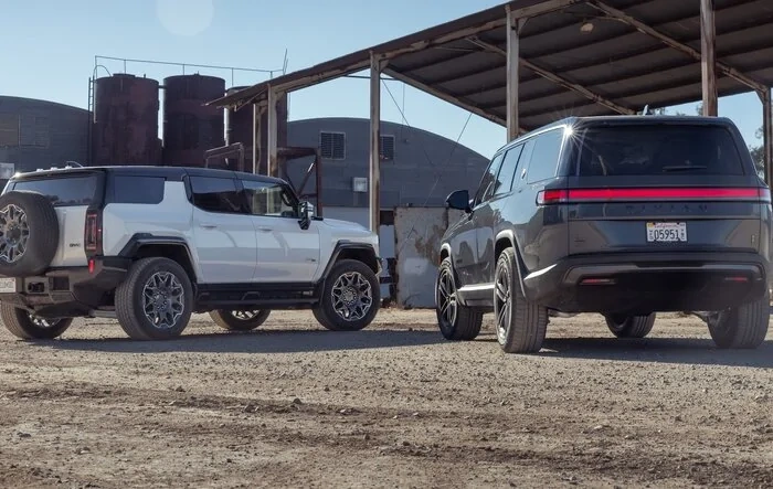 2025 Hummer EV SUV 3X vs. Rivian R1S Quad Ascend: Maximum Effort (Motortrend Comparison Review)