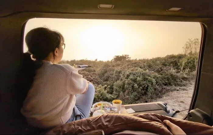 Sleeping in a pullout on Highway 1 near San Francisco - Cabin lighting 'issues'