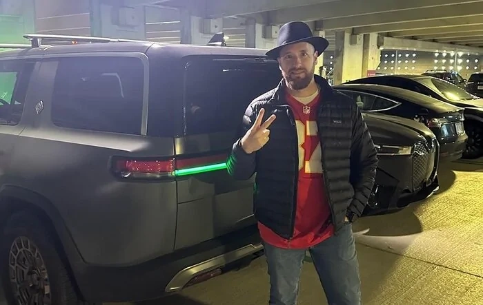Kansas City Rivian Club helps out Chicago Rivian owner in need