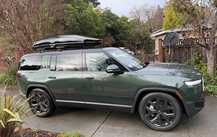 Cargo box odyssey: Yakima Grandtour 18 w/ Rivian crossbars on R1S a solid combo!